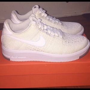 Women’s Nike Air Force 1 fly knit white